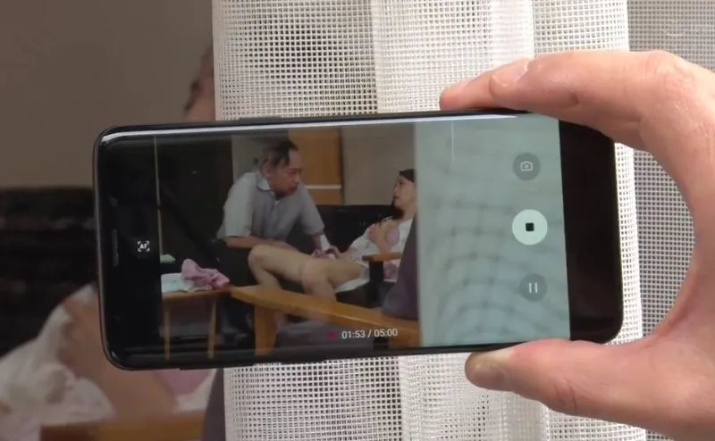 Vợ của con trai gian díu với bố chồng yêu bị gã tiền bối khu phố phát hiện