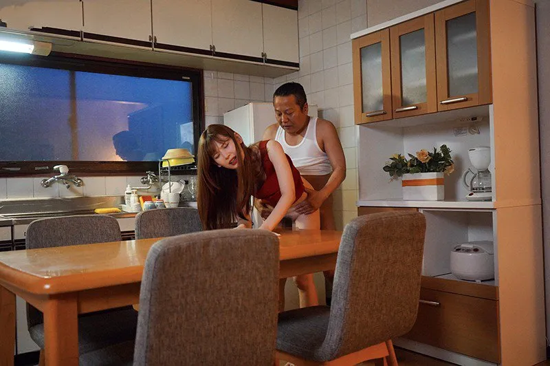 Con gái bị gã chồng mới của mẹ nắc mỗi ngày, cho dù đã có người yêu