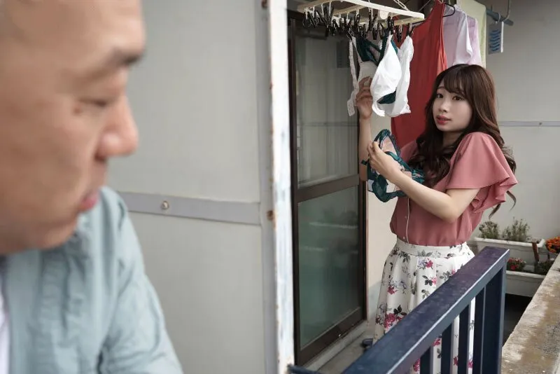 Gã nhà đối diện chuyên soi mói và cặp vợ yêu gã chồng thường xuyên rên la quá to