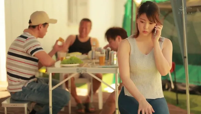 Người chồng khờ để vợ yêu tham gia sự kiện cắm trại với mấy gã nhà bên và cái kết
