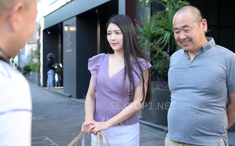 Thấy bà xã của nhân viên đẹp quá, cấp trên lại có sở thích nắc vợ yêu người khác nên đã…