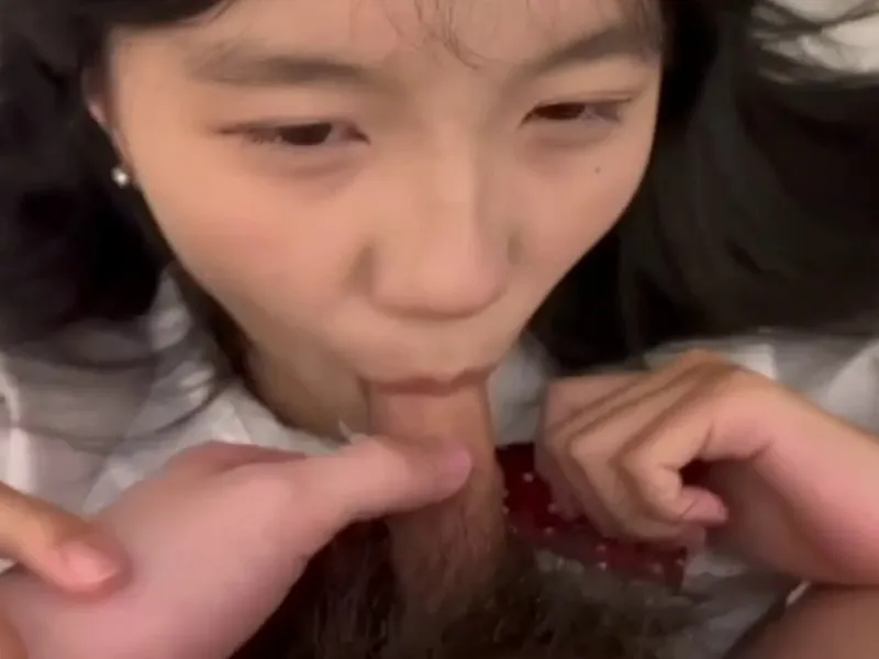 Em loli dễ thương liếm cây hàng biến em thành con em đĩ nứng p2